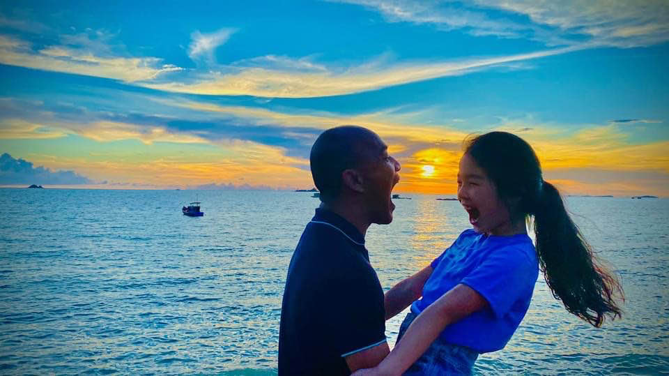 Người mẫu Xu&acirc;n Lan đăng tải bức ảnh con g&aacute;i đang vui đ&ugrave;a với người đ&agrave;n &ocirc;ng 