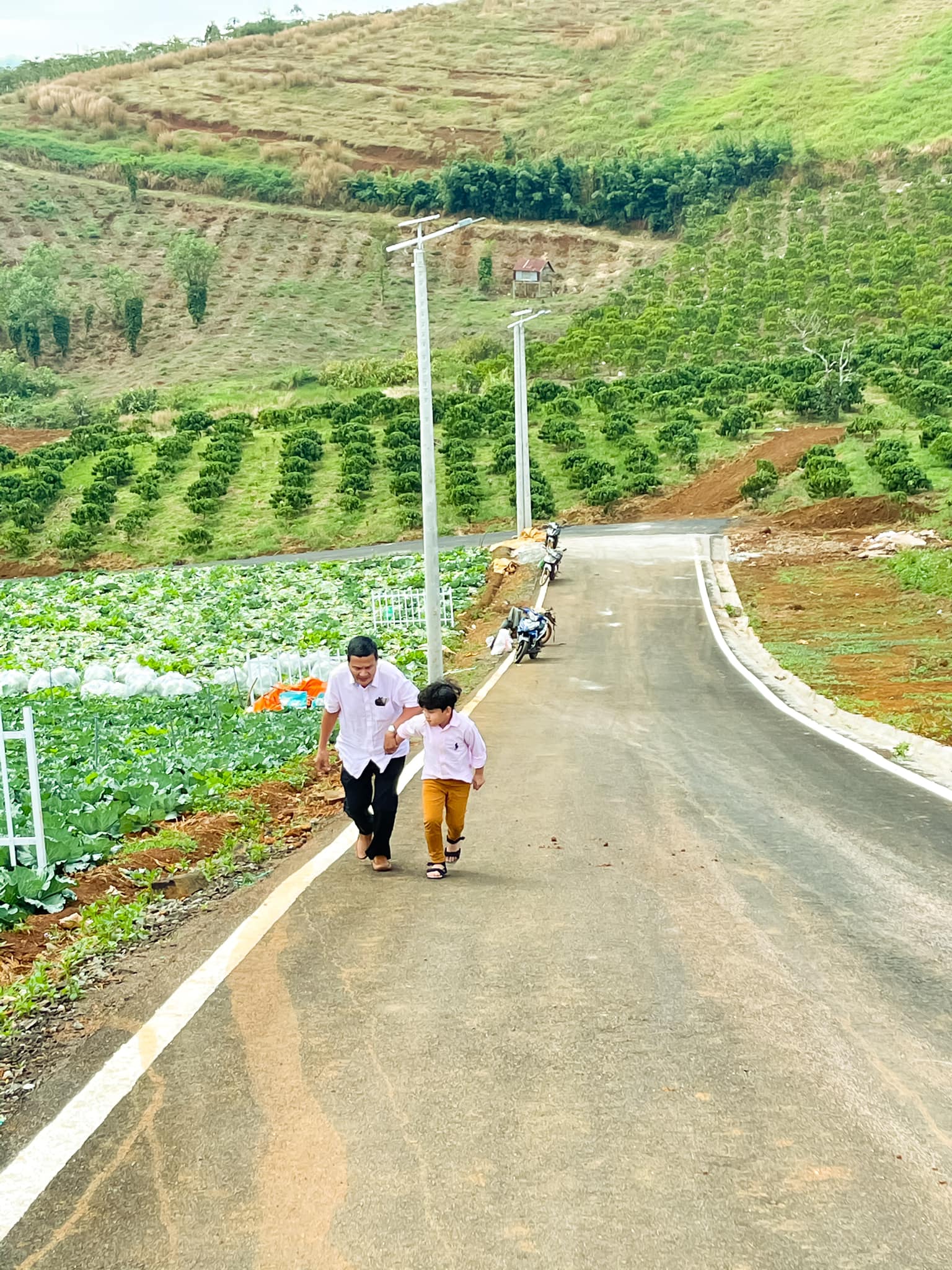 H&ocirc;m nay ngo&agrave;i l&agrave; 1 ng&agrave;y phức tạp hơn ng&agrave;y h&ocirc;m qua bởi t&igrave;nh h&igrave;nh bệnh dịch đang xảy ra tại Tp HCM, kh&ocirc;ng kh&iacute; diễn ra xung quanh ch&uacute;ng ta dường như kh&ocirc;ng thực sự t&iacute;ch cực v&agrave; hạnh ph&uacute;c trọn vẹn như ch&uacute;ng ta cầu mong, th&igrave; h&ocirc;m nay c&ograve;n l&agrave; Ng&agrave;y của Cha c&aacute;c bạn ah . Một ng&agrave;y để ta c&oacute; thể t&ocirc;n vinh 1 trong 2 người tuyệt vời nhất của mỗi ch&uacute;ng ta. 1 trong 2 người kh&ocirc;ng ai c&oacute; thể lựa chọn v&agrave; thay thế được !  Nhưng T&ocirc;i muốn gửi lời ch&uacute;c tốt đẹp từ  tận đ&aacute;y l&ograve;ng m&igrave;nh đến Người Cha của c&aacute;c bạn.  T&ocirc;i tin tất cả Người Cha tr&ecirc;n thế giới sẽ như người Cha trong những bức h&igrave;nh dưới đ&acirc;y. &Ocirc;ng đ&atilde; hết l&ograve;ng v&igrave; Gia đ&igrave;nh m&igrave;nh . C&aacute;m ơn Ba