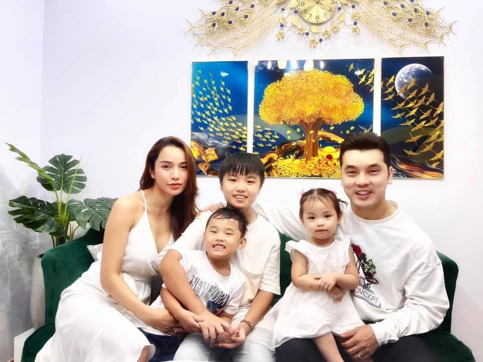 Ca sĩ Ưng Ho&agrave;ng Ph&uacute;c gửi lời ch&uacute;c đến bản th&acirc;n v&agrave; những người đ&agrave;n &ocirc;ng đang l&agrave;m cha kh&aacute;c rằng 