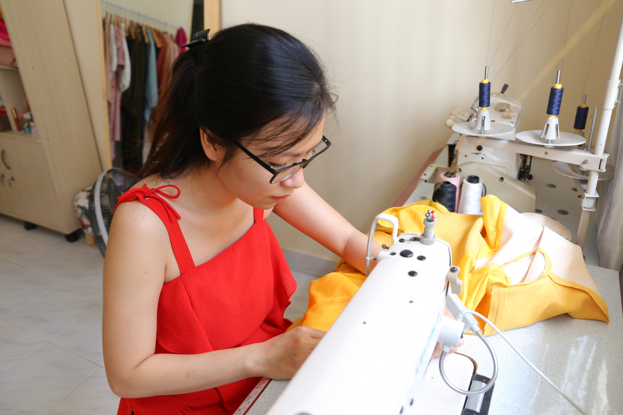 Căn ph&ograve;ng c&ograve;n lại l&agrave; nơi chị g&aacute;i m&igrave;nh may v&aacute; mỗi ng&agrave;y. Đ&acirc;y kh&ocirc;ng phải l&agrave; c&ocirc;ng việc ch&iacute;nh của chị, chỉ l&agrave; sở th&iacute;ch nhưng trong thời điểm dịch bệnh, chị g&aacute;i tận dụng thời gian để thực hiện một số mẫu đầm v&aacute;y 