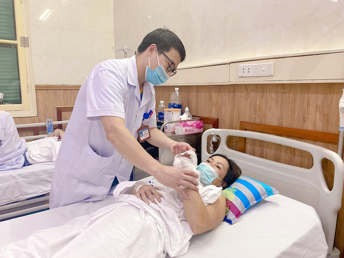 Nữ bệnh nh&acirc;n bị dập n&aacute;t nhiều ng&oacute;n b&agrave;n tay tr&aacute;i.