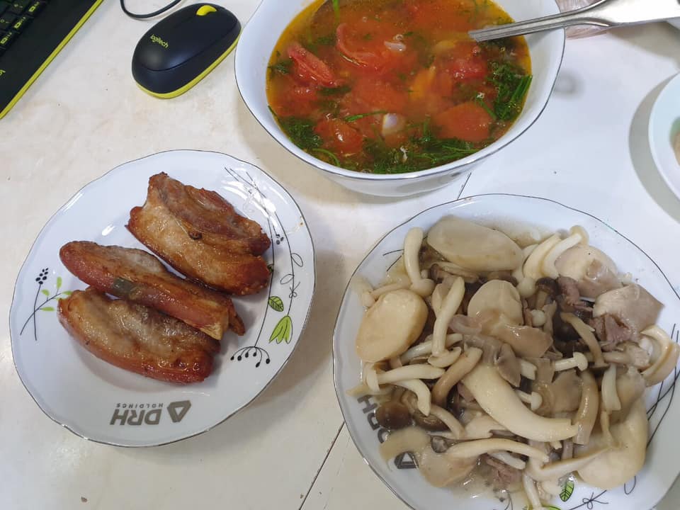 Một bữa cơm giản dị được nấu từ gian h&agrave;ng 0 đồng của cư d&acirc;n trong chung cư bị phong toả.