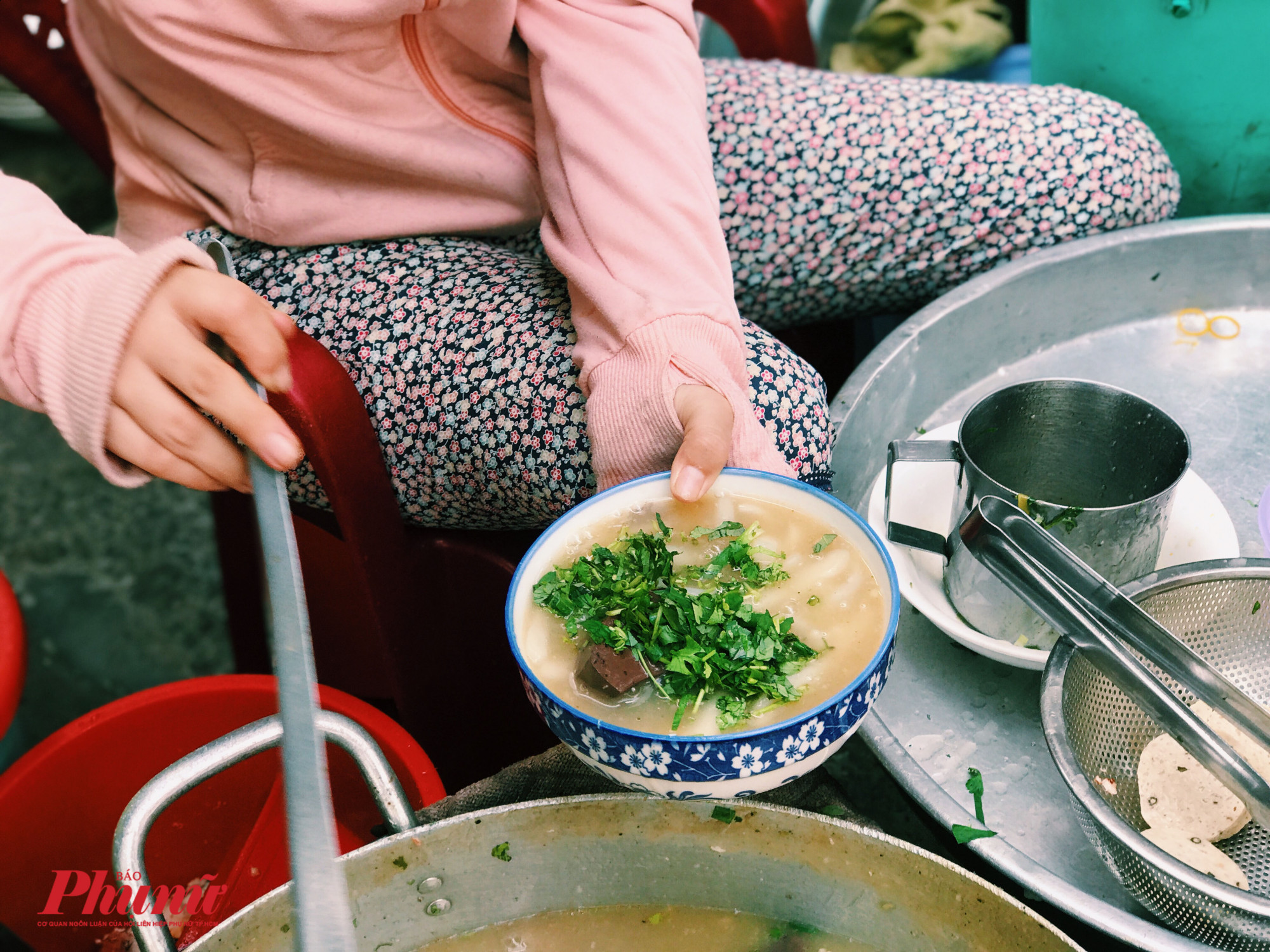 những người lao động ngh&egrave;o vui vẻ b&ecirc;n t&ocirc; b&aacute;nh canh nghi ng&uacute;t kh&oacute;i, giờ kh&ocirc;ng biết đ&atilde; đi về đ&acirc;u&hellip;