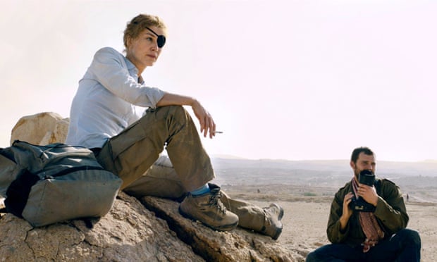 Diễn xuất nữ ch&iacute;nh Rosamund Pike g&acirc;y ấn tượng mạnh trong phim A private war