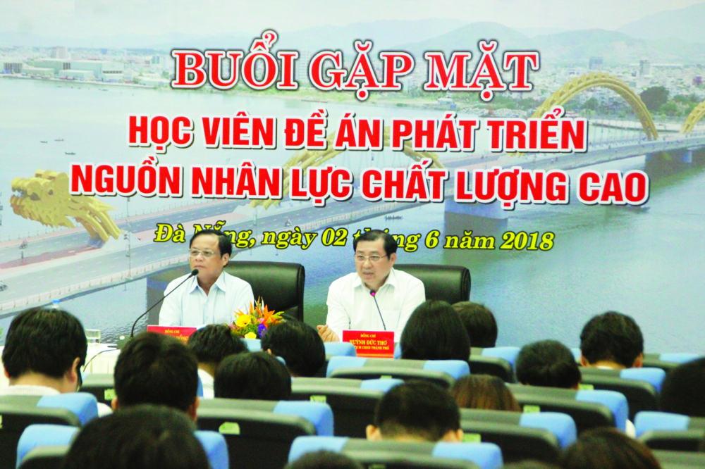 L&atilde;nh đạo UBND TP.Đ&agrave; Nẵng gặp mặt, trao đổi với học vi&ecirc;n trong đề &aacute;n &ldquo;Ph&aacute;t triển nh&acirc;n lực chất lượng cao&rdquo; năm 2018 ẢNH: L&Ecirc; Đ&Igrave;NH DŨNG