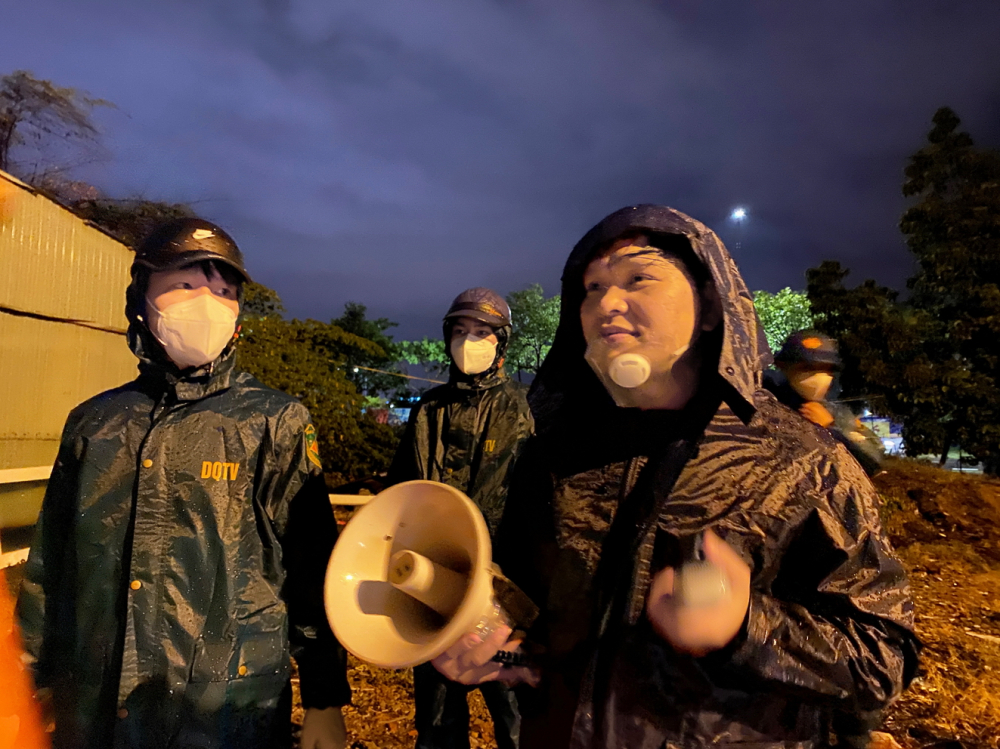 Anh Cao Đ&igrave;nh Hải - Chủ tịch UBND P.Nại Hi&ecirc;n Đ&ocirc;ng - trong một lần đi chỉ đạo c&ocirc;ng t&aacute;c ph&ograve;ng, chống b&atilde;o lụt năm 2020