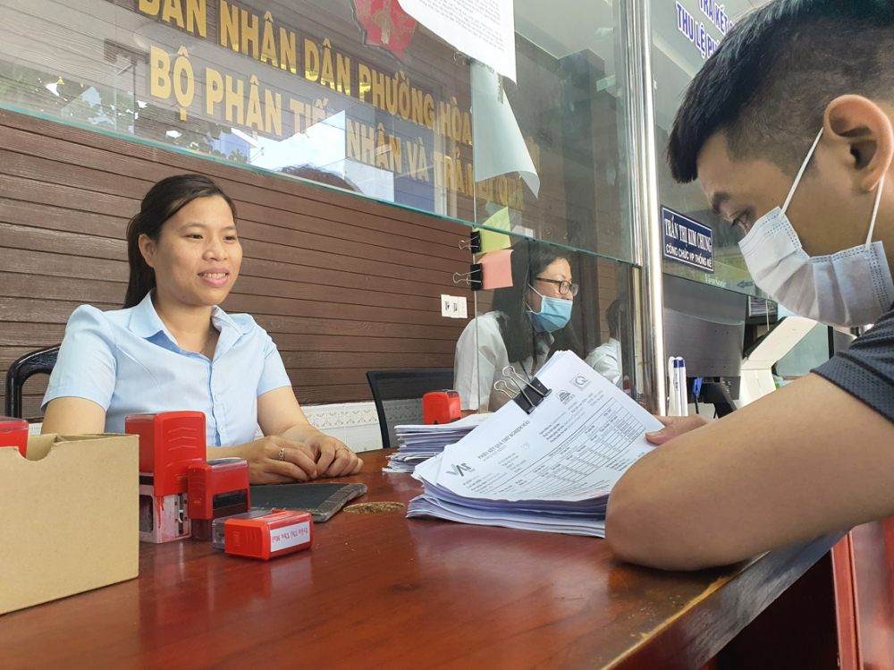 Chị Trần Thị Thu Mai - Ph&oacute; Chủ tịch UBND P.H&ograve;a Thuận T&acirc;y