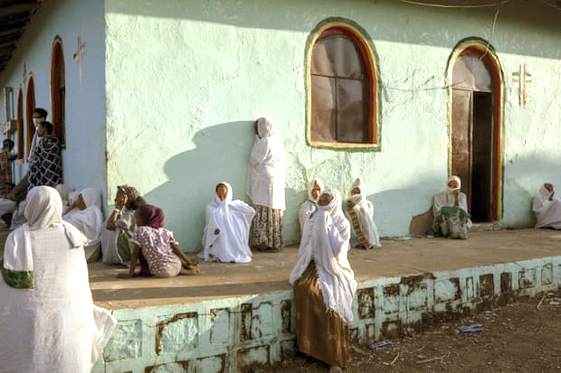 Những phụ nữ chạy trốn khỏi cuộc xung đột ở v&ugrave;ng Tigray của Ethiopia  cầu nguyện tại nh&agrave; thờ gần trại tị nạn Um Rakuba, miền Đ&ocirc;ng Sudan - Ảnh: AP