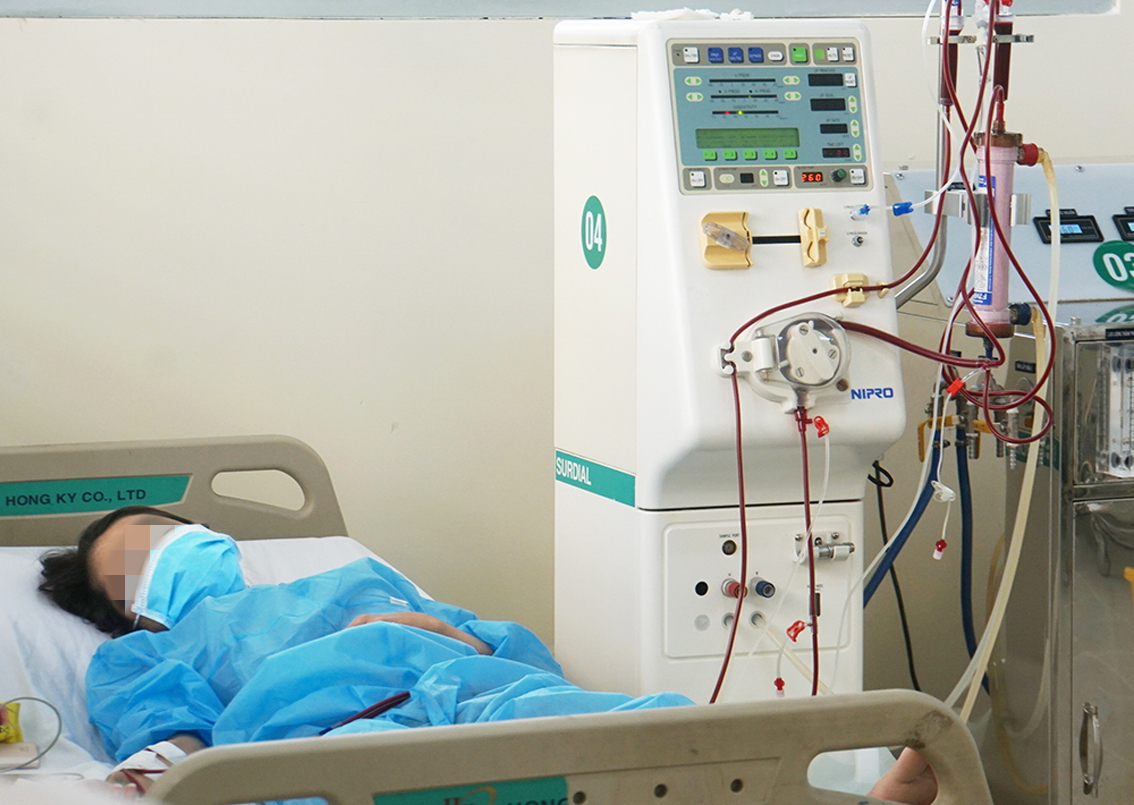 Bệnh nh&acirc;n v&agrave; nh&acirc;n vi&ecirc;n y tế  tại khu chạy thận c&aacute;ch ly  phải mặc đồ bảo hộ  trong suốt qu&aacute; tr&igrave;nh chạy thận ẢNH: PHẠM AN