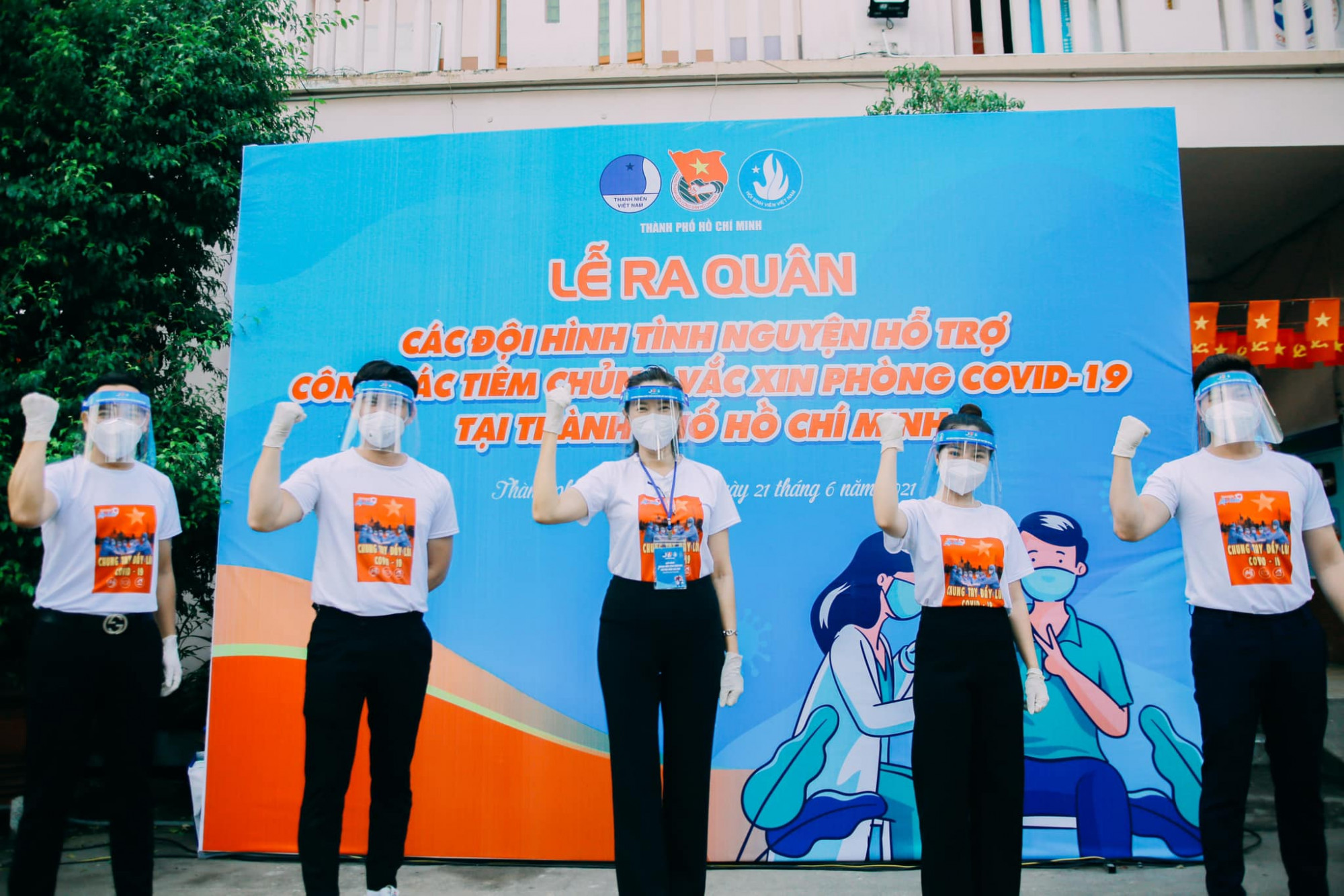 MC Quỳnh Hoa (giữa) c&ugrave;ng c&aacute;c nghệ sĩ tham gia đội t&igrave;nh nguyện, hỗ trợ