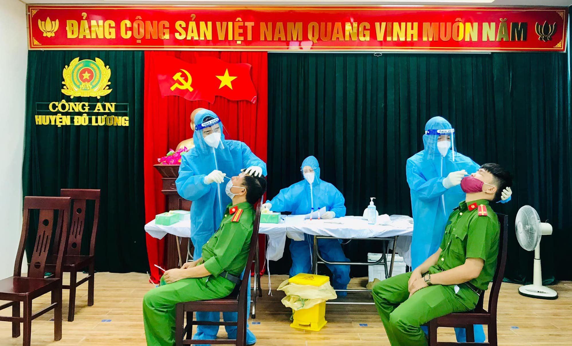 C&ocirc;ng an huyện Đ&ocirc; Lương x&eacute;t nghiệm COVID-19 cho c&aacute;n bộ, chiến sĩ