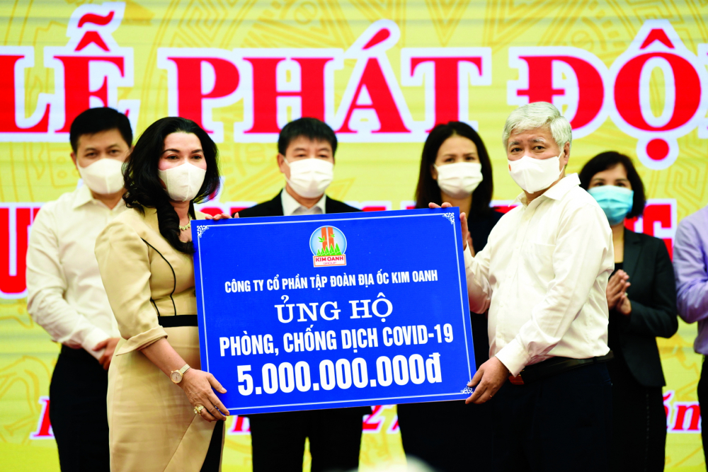 Ng&agrave;y 27/5/2021, Tập đo&agrave;n địa ốc Kim Oanh ủng hộ 5 tỷ đồng  mua vắc-xin tặng nh&acirc;n d&acirc;n tỉnh Điện Bi&ecirc;n v&agrave; ủng hộ 2 tỷ đồng tặng tỉnh B&igrave;nh Dương, Đồng Nai