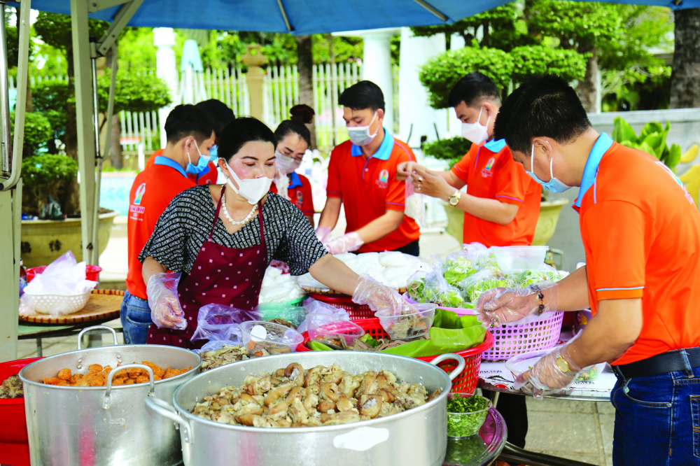 Trong 3 ng&agrave;y 8,11,16/6/2021, B&agrave; Kim Oanh c&ugrave;ng đội ngũ nh&acirc;n vi&ecirc;n Tập đo&agrave;n Địa ốc  Kim Oanh tự tay v&agrave;o bếp nấu 1.350 t&ocirc; b&uacute;n b&ograve; Huế gửi tặng lực lượng ph&ograve;ng chống dịch tại c&aacute;c điểm phong tỏa, chốt c&aacute;ch ly ở Q.G&ograve; Vấp, TP.HCM v&agrave; tỉnh B&igrave;nh Dương