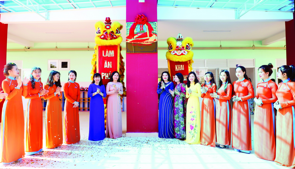 Ng&agrave;y 4/9/2020, Tập đo&agrave;n Địa ốc Kim Oanh b&agrave;n giao v&agrave; đưa v&agrave;o sử dụng ng&ocirc;i trường mầm non trị gi&aacute; 18 tỷ đồng d&agrave;nh cho con em c&ocirc;ng nh&acirc;n lao động đang l&agrave;m việc tại thị x&atilde; Bến C&aacute;t, tỉnh B&igrave;nh Dương