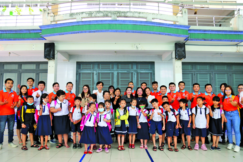 Ng&agrave;y 9/4/2021, b&agrave; Kim Oanh c&ugrave;ng c&aacute;n bộ, nh&acirc;n vi&ecirc;n Tập đo&agrave;n Địa ốc Kim Oanh đ&atilde; nấu 350 suất ăn trưa chi&ecirc;u đ&atilde;i to&agrave;n bộ gi&aacute;o vi&ecirc;n, học sinh lớp học t&igrave;nh thương Thi&ecirc;n &Acirc;n, Q.T&acirc;n B&igrave;nh, TP.HCM v&agrave; trao kinh ph&iacute; 392 triệu đồng hỗ trợ bữa ăn trưa cho 220 em học sinh trường n&agrave;y