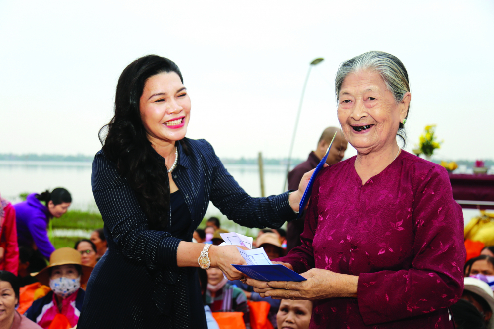 Ng&agrave;y 4/11/2020, b&agrave; Kim Oanh tặng  200 phần qu&agrave; cho c&aacute;c hộ gia đ&igrave;nh  ngh&egrave;o kh&oacute;, neo đơn ở huyện Ph&uacute; Vang, tỉnh Thừa Thi&ecirc;n - Huế bị ảnh hưởng b&atilde;o lũ