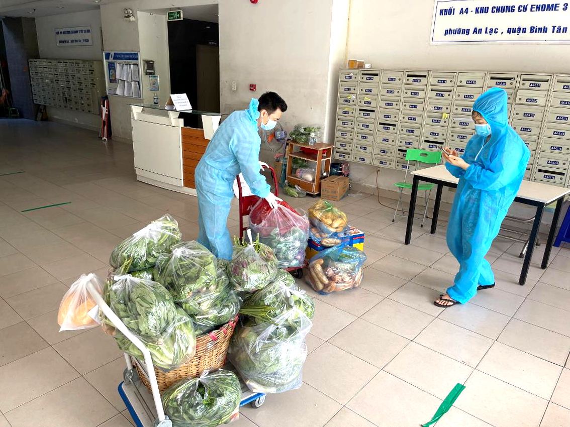 C&aacute;c th&agrave;nh vi&ecirc;n của đội hỗ trợ nhận h&agrave;ng từ chốt phong tỏa, mang về sảnh c&aacute;c block chung cư v&agrave; chuyển đến tận c&aacute;c hộ d&acirc;n c&oacute; người đang c&aacute;ch ly tại nh&agrave;