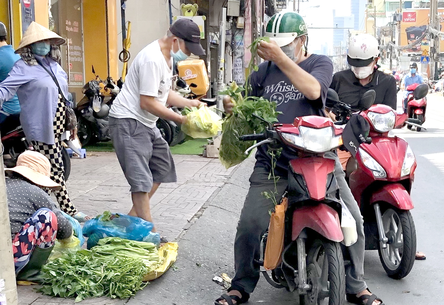 Khách dừng xe mua h&agrave;ng trước chợ H&ograve;a Hưng, Q.10 - ẢNH: T.HOA