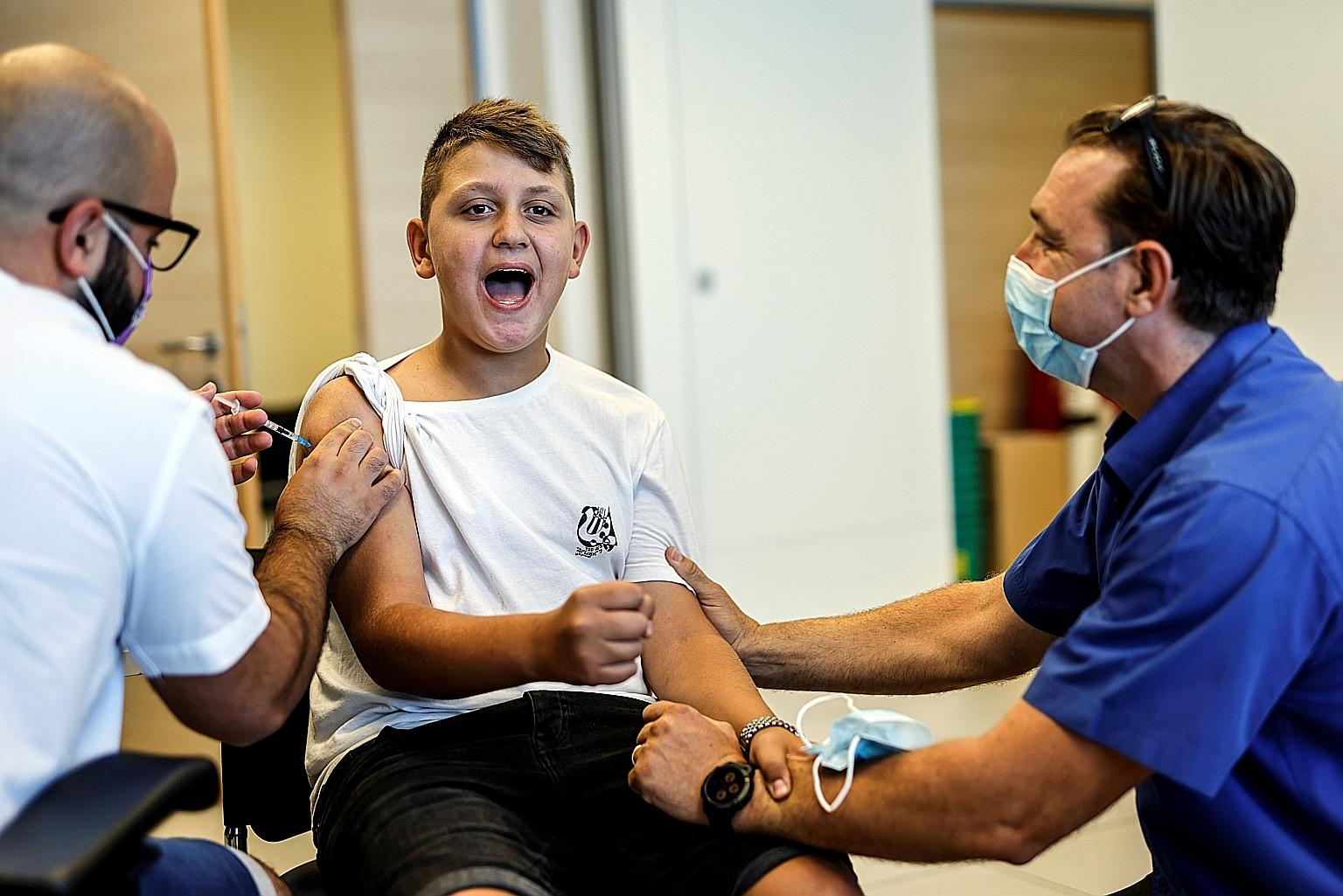 Israel đang bị COVID-19 tấn c&ocirc;ng trở lại - Ảnh: Amir Cohen/Reuters