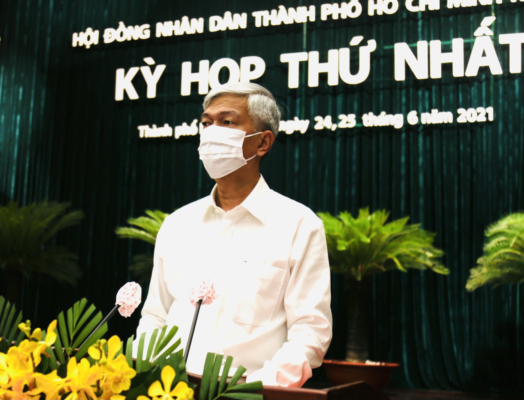 Ph&oacute; chủ tịch UBND TPHCM V&otilde; Văn Hoan th&ocirc;ng qua c&aacute;c tờ tr&igrave;nh của UBND th&agrave;nh phố tại kỳ họp