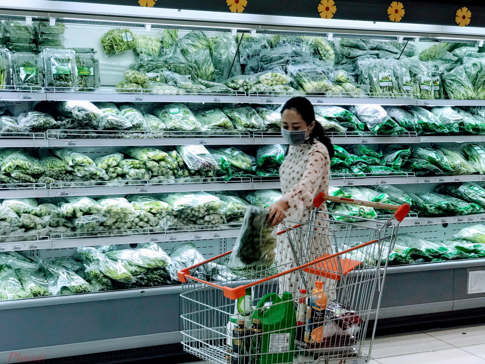 TPHCM khuyến kh&iacute;ch mua h&agrave;ng, giao h&agrave;ng trực tuyến hạn chế mua trực tiếp. Ảnh: Quốc Th&aacute;i