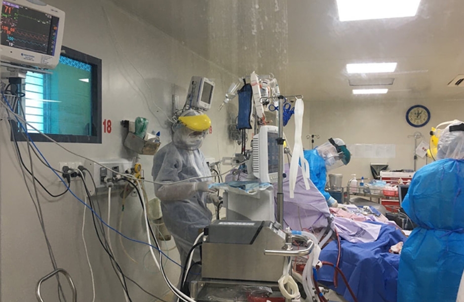 Cả hai bệnh nh&acirc;n đều l&agrave; những bệnh nh&acirc;n cao tuổi, c&oacute; bệnh l&yacute; nền nặng, li&ecirc;n quan đến COVID-19.