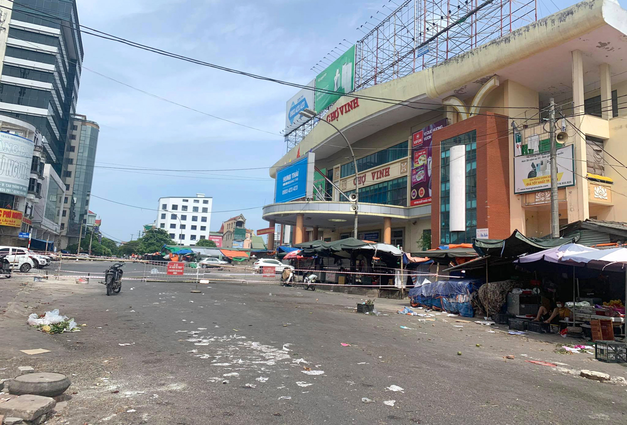 Khu vực chợ Vinh hoang vắng sau khi xuất hiện c&aacute;c ca mắc COVID-19