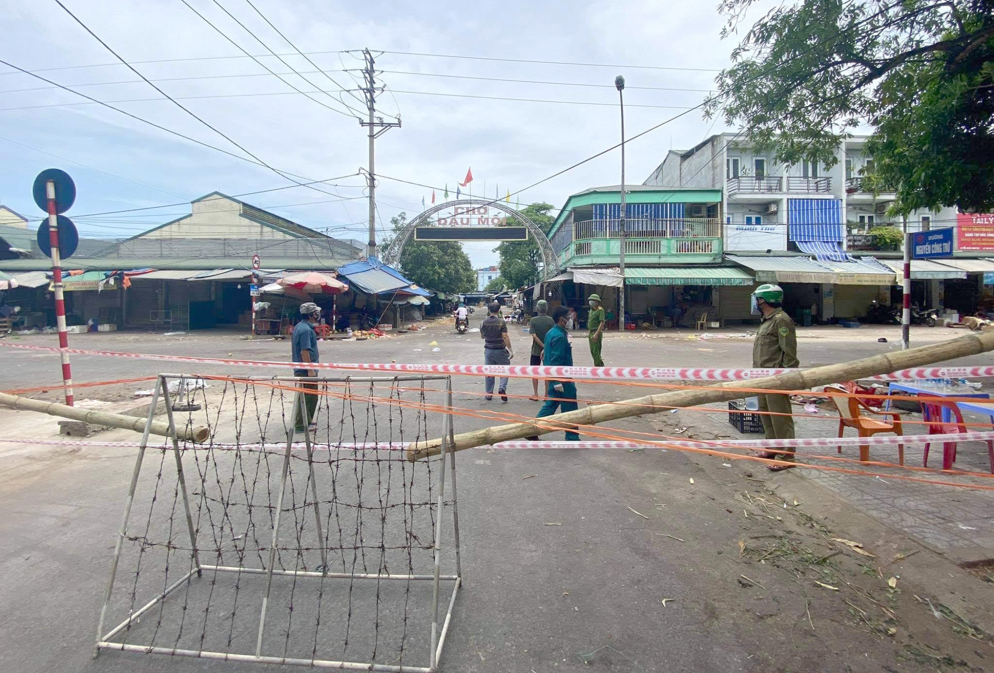 Lập chốt phong tỏa chợ đầu mối Vinh