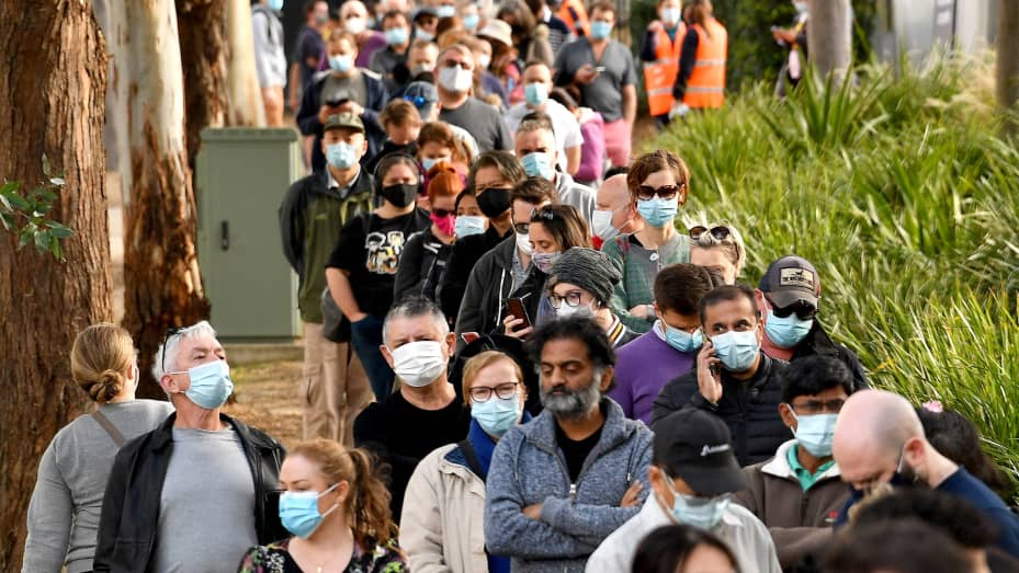 Người d&acirc;n xếp h&agrave;ng b&ecirc;n ngo&agrave;i một trung t&acirc;m ti&ecirc;m chủng ở Sydney (&Uacute;c) h&ocirc;m 24/6 - Ảnh: AFP/Getty Images