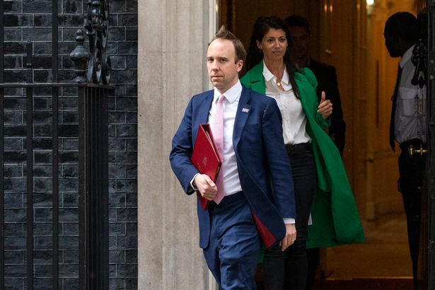Bộ trưởng Y tế Anh Matt Hancock v&agrave; Gina Coladangelo đứng b&ecirc;n ngo&agrave;i trụ sở BBC ở London, Anh, v&agrave;o ng&agrave;y 6 th&aacute;ng 6 năm 2021. Ảnh: Henry Nicholls / Reuters