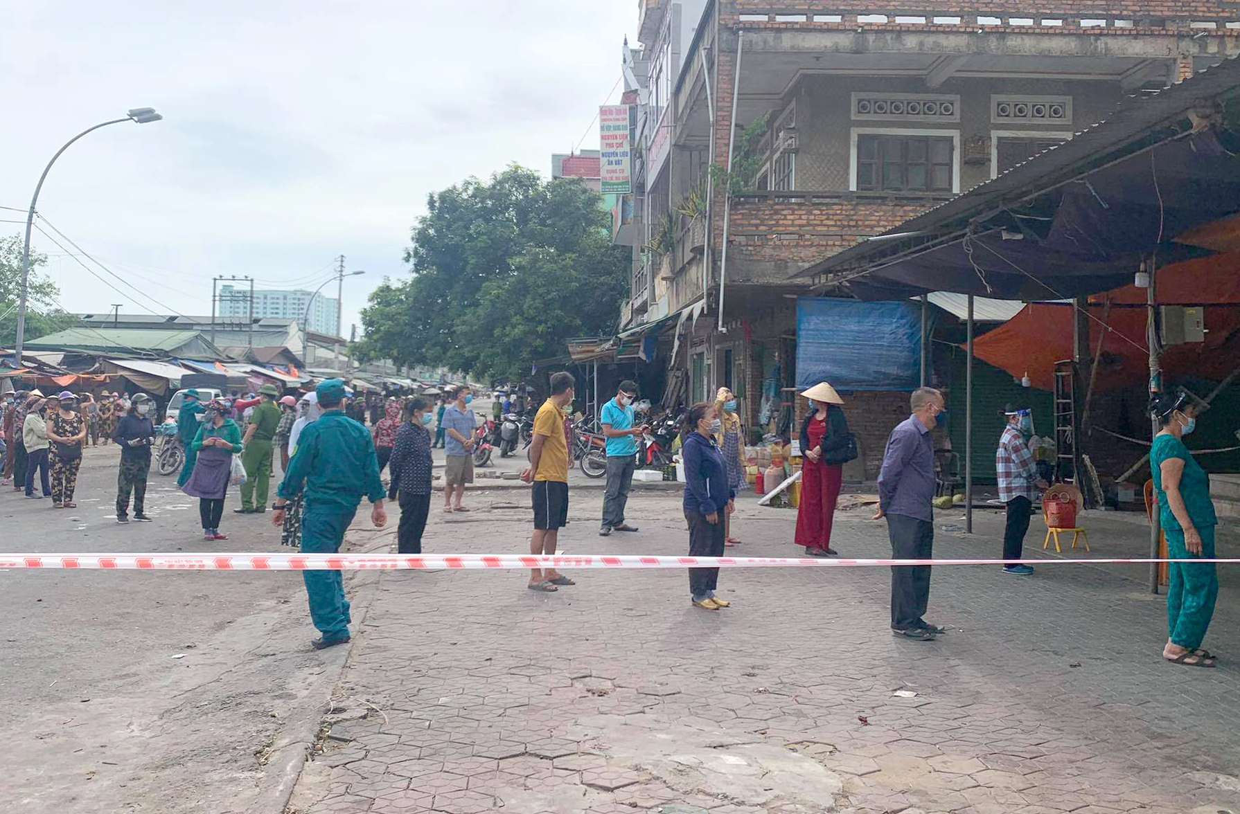 H&agrave;ng trăm tiểu thương bu&ocirc;n b&aacute;n tại chợ được lấy mẫu x&eacute;t nghiệm