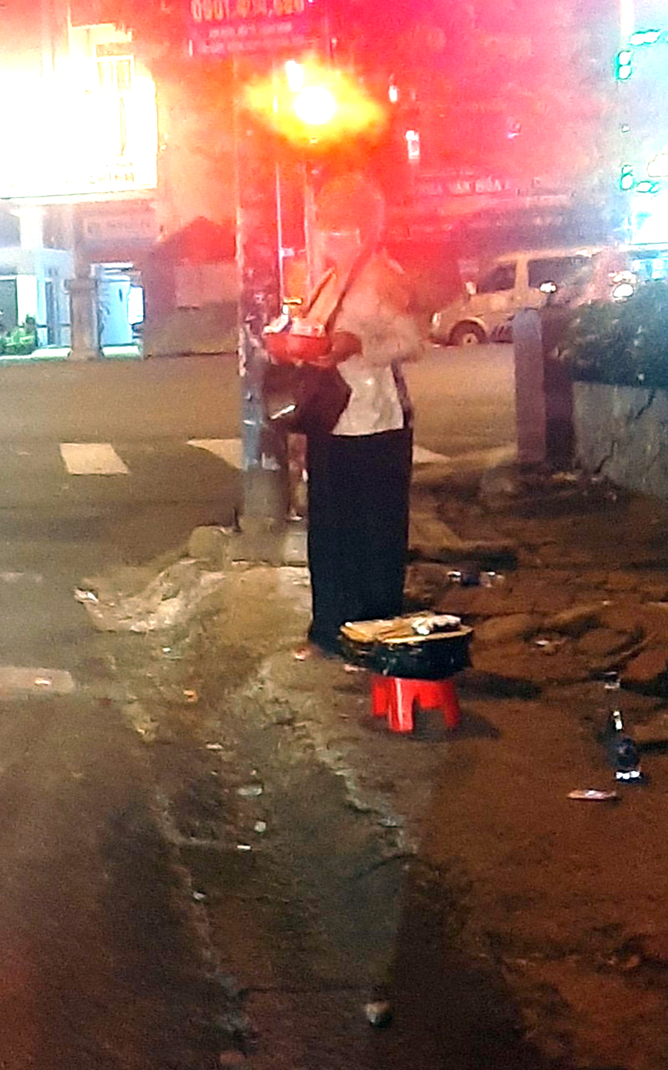 Một phụ nữ giả b&aacute;n h&agrave;ng rong để xin tiền  tại giao lộ &Uacute;t Tịch - Cộng H&ograve;a, Q.T&acirc;n B&igrave;nh tối 20/6 