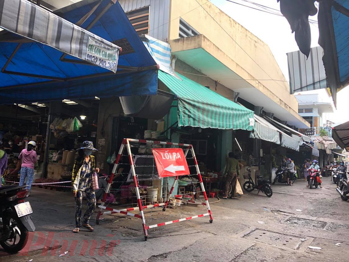 Nhiều chợ tr&ecirc;n địa b&agrave;n TPHCM phải phong tỏa lối đi, ph&acirc;n luồng để điều tiết lượng kh&aacute;ch v&agrave;o chợ.