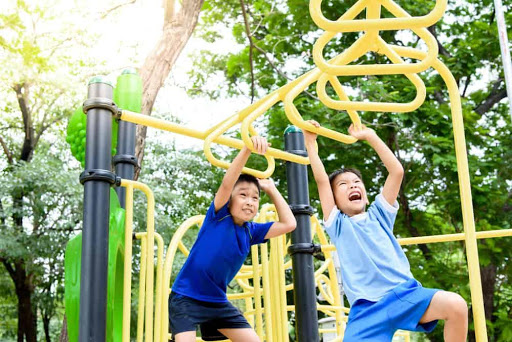 Hoạt động ngo&agrave;i trời l&agrave; một trong những c&aacute;ch bảo vệ đ&ocirc;i mắt hiệu quả nhất, đặc biệt đối với bệnh cận thị