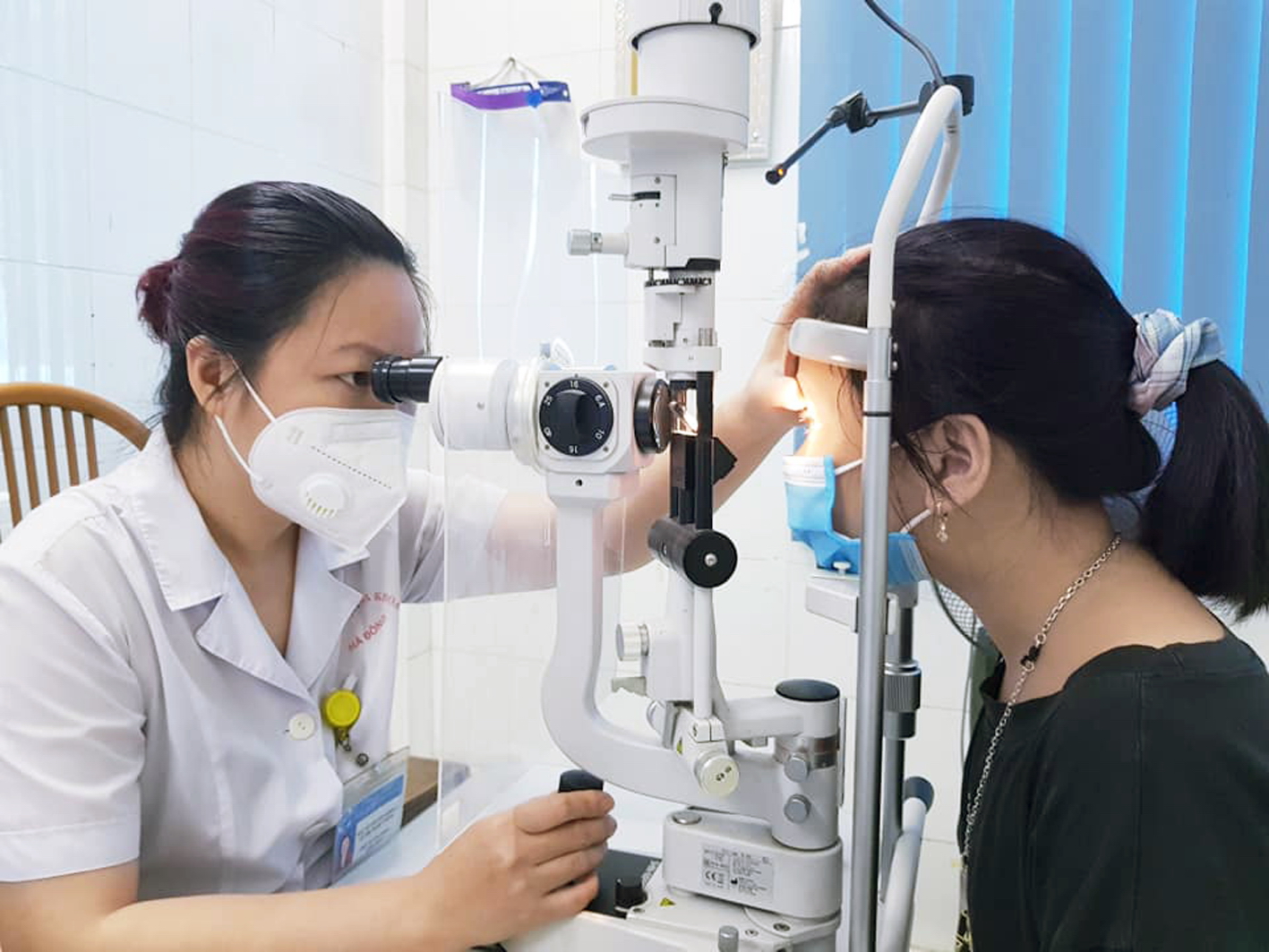 C&aacute;c b&aacute;c sĩ cảnh b&aacute;o nguy cơ tăng số, cận thị trong m&ugrave;a COVID-19 v&igrave; trẻ ở nh&agrave; v&agrave; sử dụng nhiều thiết bị điện tử