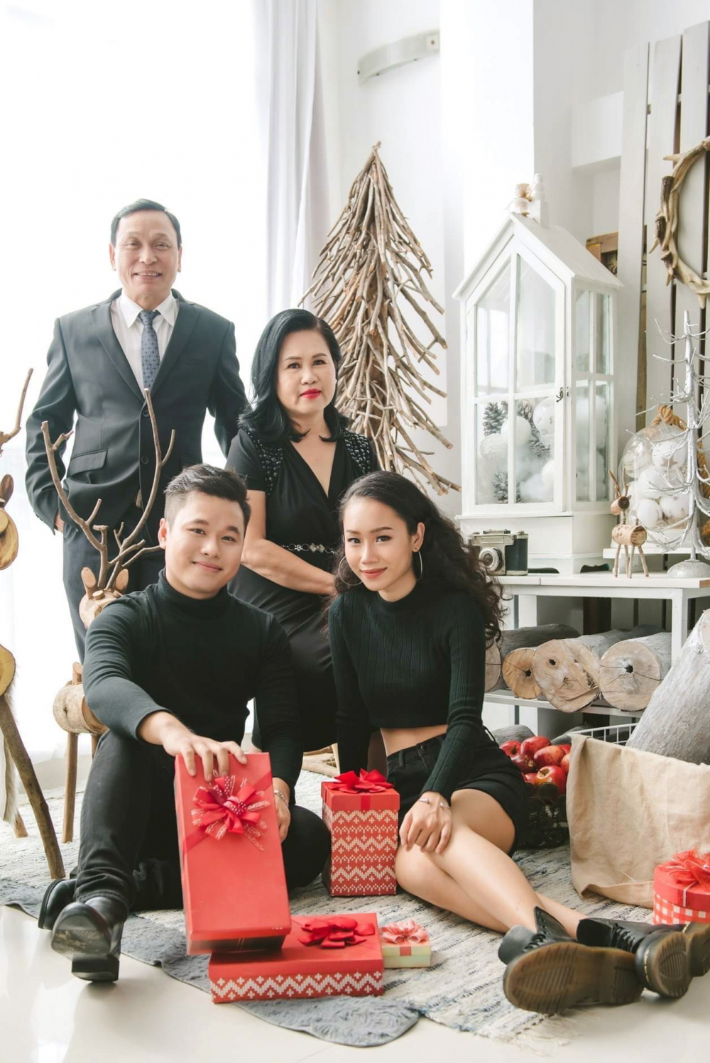 Nghệ sĩ Ngọc Hương b&ecirc;n cạnh chồng - NSƯT Phi Vũ v&agrave; hai con 