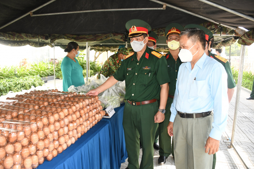 Đại t&aacute; Nguyễn C&ocirc;ng Anh (thứ 2, từ phải qua) - Ph&oacute; Chủ nhiệm Ch&iacute;nh trị Qu&acirc;n khu 7 - c&ugrave;ng l&atilde;nh đạo địa phương kiểm tra c&ocirc;ng t&aacute;c chuẩn bị tại c&aacute;c gian h&agrave;ng trước khi đ&oacute;n người d&acirc;n tới nhận qu&agrave;. 