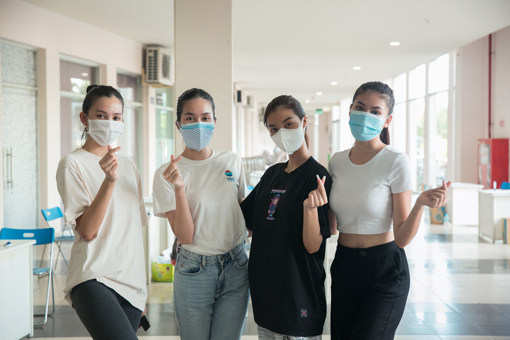 C&aacute;c người đẹp ăn mặc giản dị, kh&ocirc;ng son phấn, c&oacute; mặt từ sớm để được ph&acirc;n c&ocirc;ng nhiệm vụ. Trong ảnh, từ tr&aacute;i qua: Hoa hậu Việt Nam 2018 Trần Tiểu Vy, &Aacute; hậu Việt Nam 2020 Phương Anh, &Aacute; hậu Hoa hậu Thế giới Việt Nam 2019 Kiều Loan, &Aacute; hậu Việt Nam 2020 Ngọc Thảo.