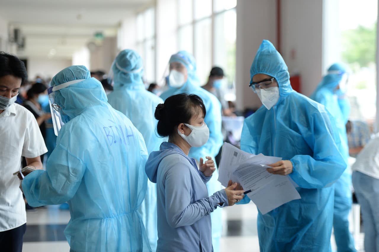 T&iacute;nh đến h&ocirc;m 26/6, &Aacute; hậu Ho&agrave;ng My đ&atilde; c&oacute; 7 ng&agrave;y l&agrave;m t&igrave;nh nguyện vi&ecirc;n hỗ trợ c&ocirc;ng t&aacute;c ph&ograve;ng, chống dịch COVID-19. Từ 13-16g, chị hỗ trợ người d&acirc;n trong việc khai b&aacute;o th&ocirc;ng tin, chuẩn bị ti&ecirc;m vắc-xin, sau đ&oacute; từ 16g-22g30 hỗ trợ việc lấy mẫu x&eacute;t nghiệm cho một số điểm n&oacute;ng về dịch bệnh.