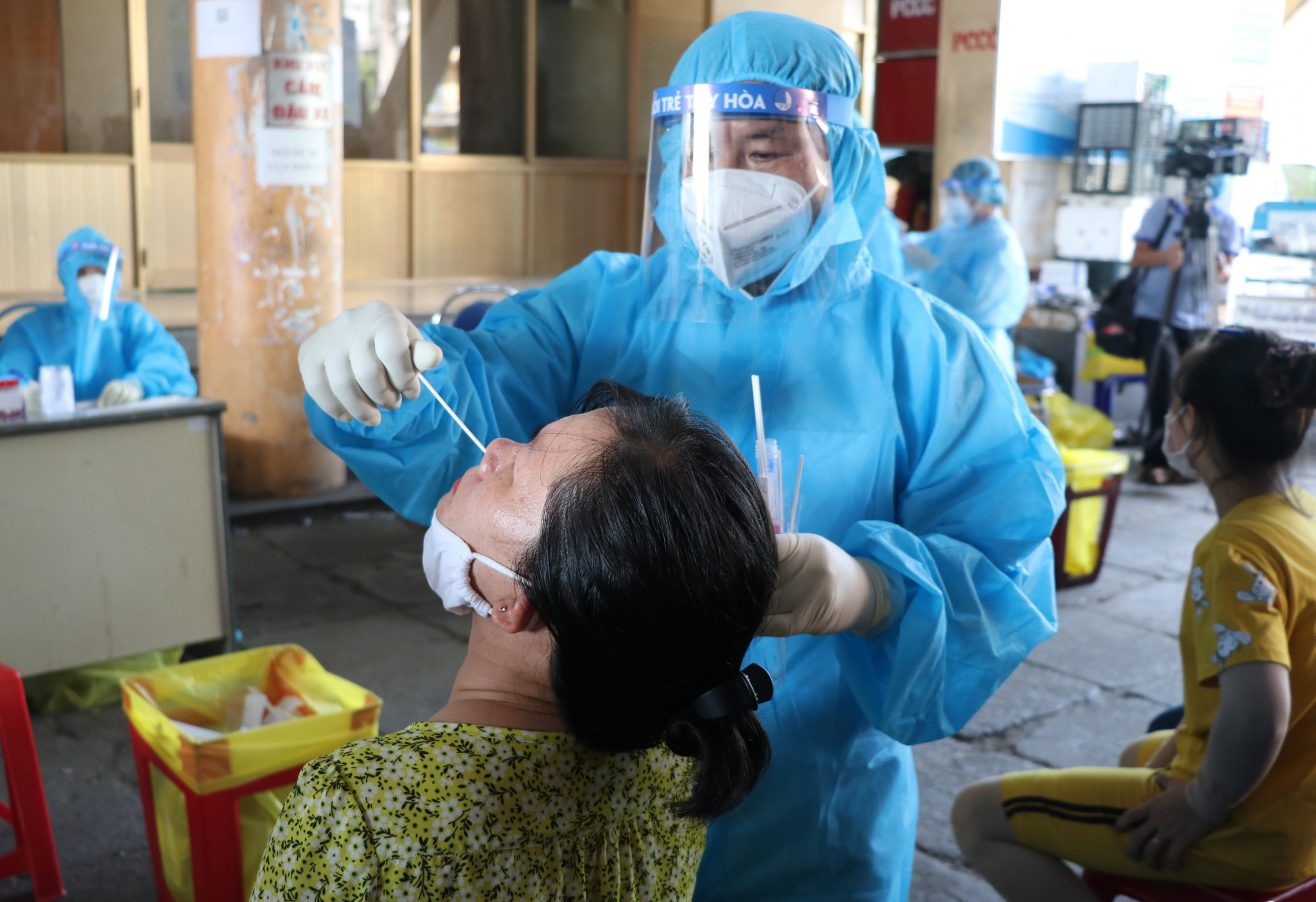 Ng&agrave;nh y tế Ph&uacute; Y&ecirc;n test x&eacute;t nghiệm kh&aacute;ng nguy&ecirc;n nhanh s&agrave;ng lọc Covid-19 