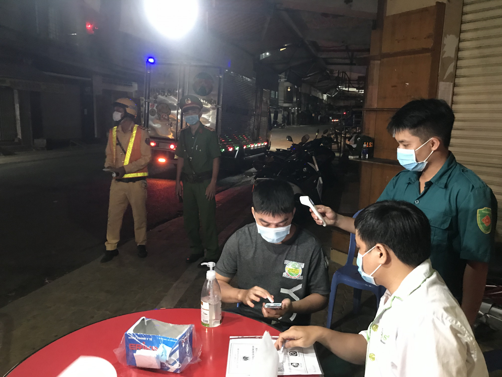 Ng&agrave;nh chức năng kiểm tra y tế người v&agrave; phương tiện ra v&agrave;o chợ c&aacute; TP Mỹ Tho
