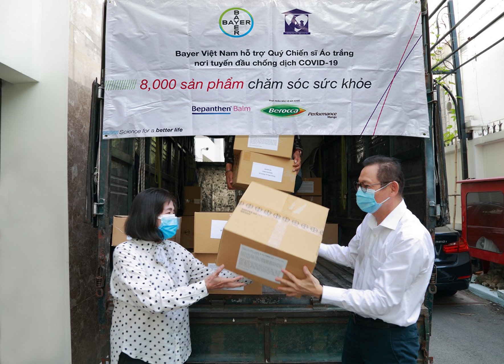 Bayer Việt Nam phối hợp với Hội Phụ nữ Từ thiện TPHCM trao 8.000 sản phẩm chăm s&oacute;c sức khỏe cho Trung t&acirc;m Kiểm so&aacute;t bệnh tật TPHCM - Ảnh: Minh Ph&uacute; 