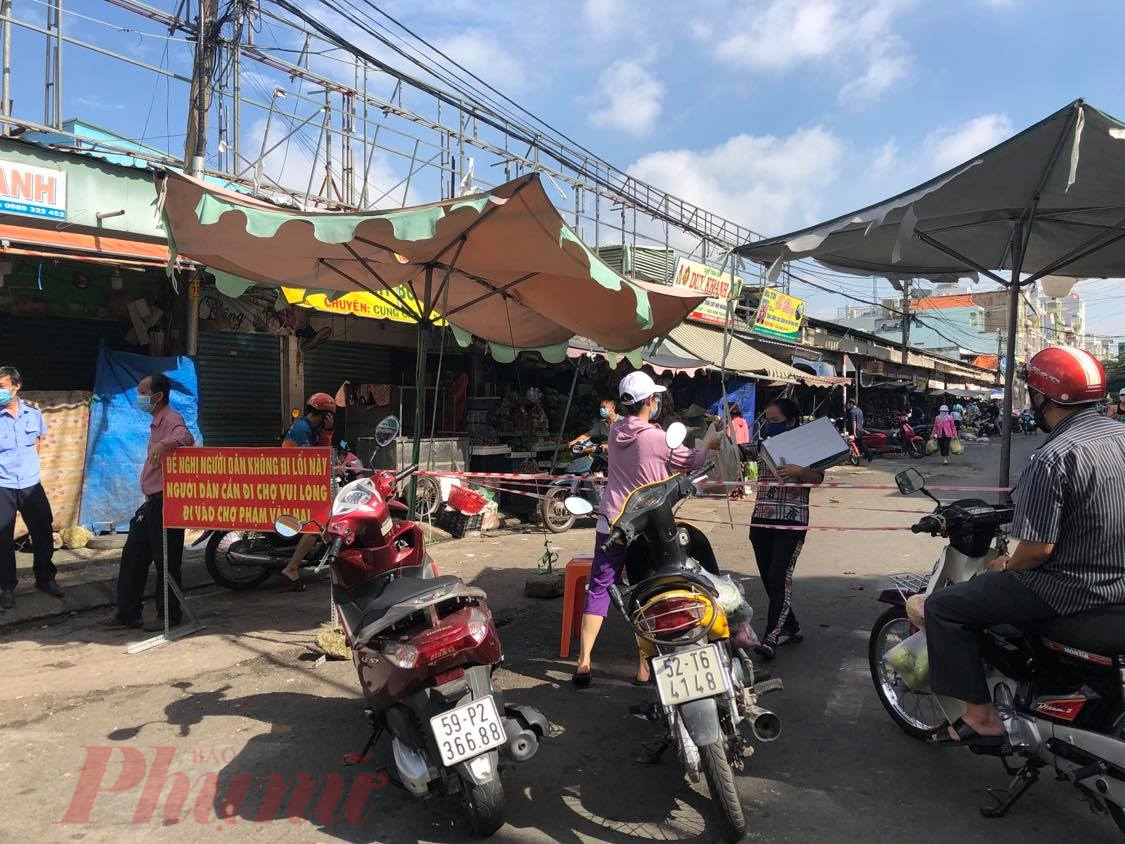 Nhiều chợ truyền thống TPHCM phải ph&acirc;n luồng để đảm bảo ph&ograve;ng, chống dịch COVID-19.