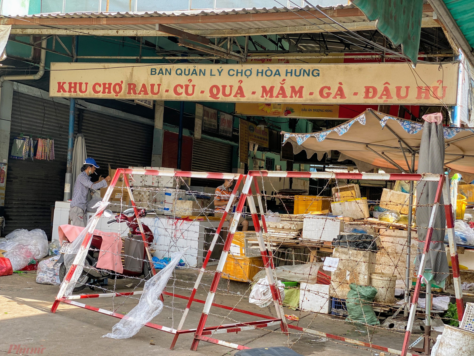 Tại  khu vực rau, củ , quả của  chợ  Ho&agrave;  Hưng  vẫn  c&ograve;n  l&aacute;c  đ&aacute;c tiểu  thương  xếp  h&agrave;ng ho&aacute;, c&oacute;  tiểu  thương  mang  rau  từ  khu vực phong toả (b&ecirc;n  trong  chợ) ra  ngo&agrave;i  lề  đường  C&aacute;ch  Mạng Th&aacute;ng  T&aacute;m b&aacute;n  cho  kh&aacute;ch  c&oacute;  nhu cầu.