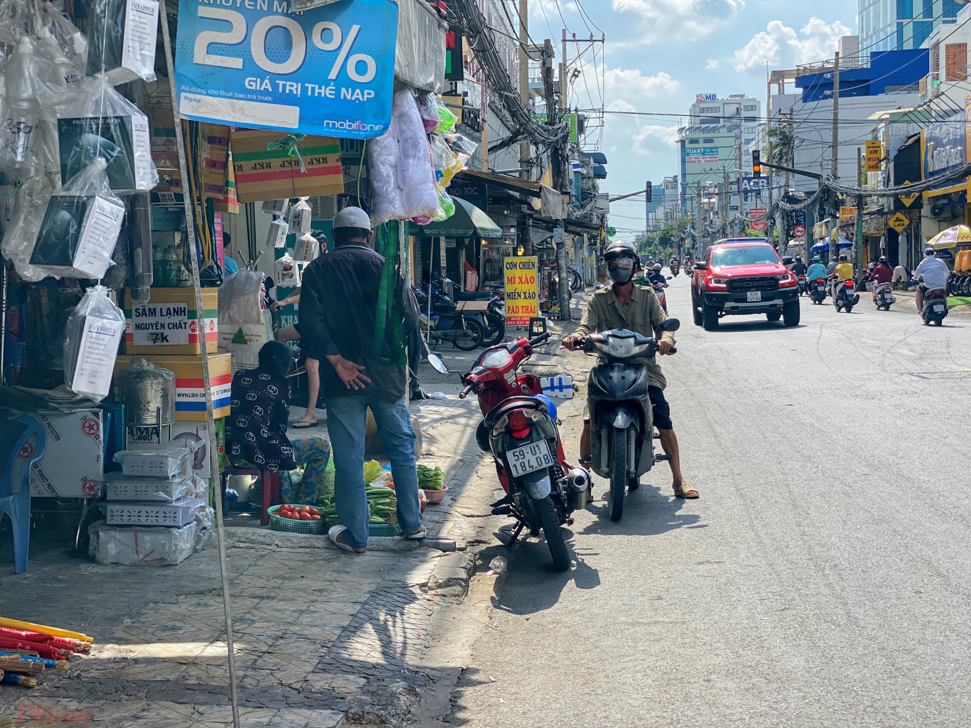 Một  điểm  b&aacute;n  rau  lề  đường  do  chợ tạm đ&oacute;ng, tiểu  thương  phải  mang  ra  b&aacute;n  trước  c&aacute;c  tiểm  tạp  ho&aacute; quanh chợ Ho&agrave; Hưng.