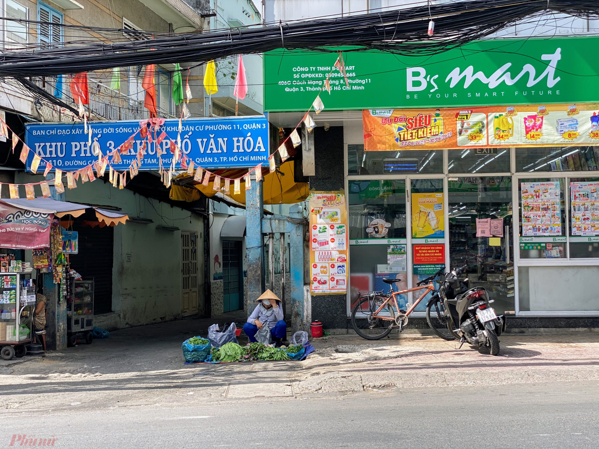 Một  điểm  b&aacute;n  rau  xanh kh&aacute;c  đối  diện chợ Ho&agrave; Hưng.