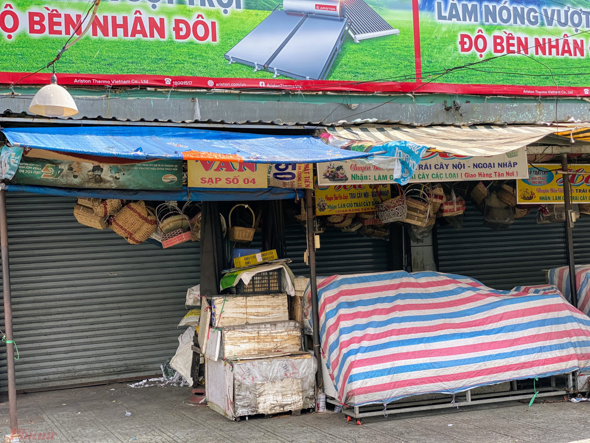 B&ecirc;n  trong  c&aacute;c  sạp  chợ  đ&oacute;ng cửa.