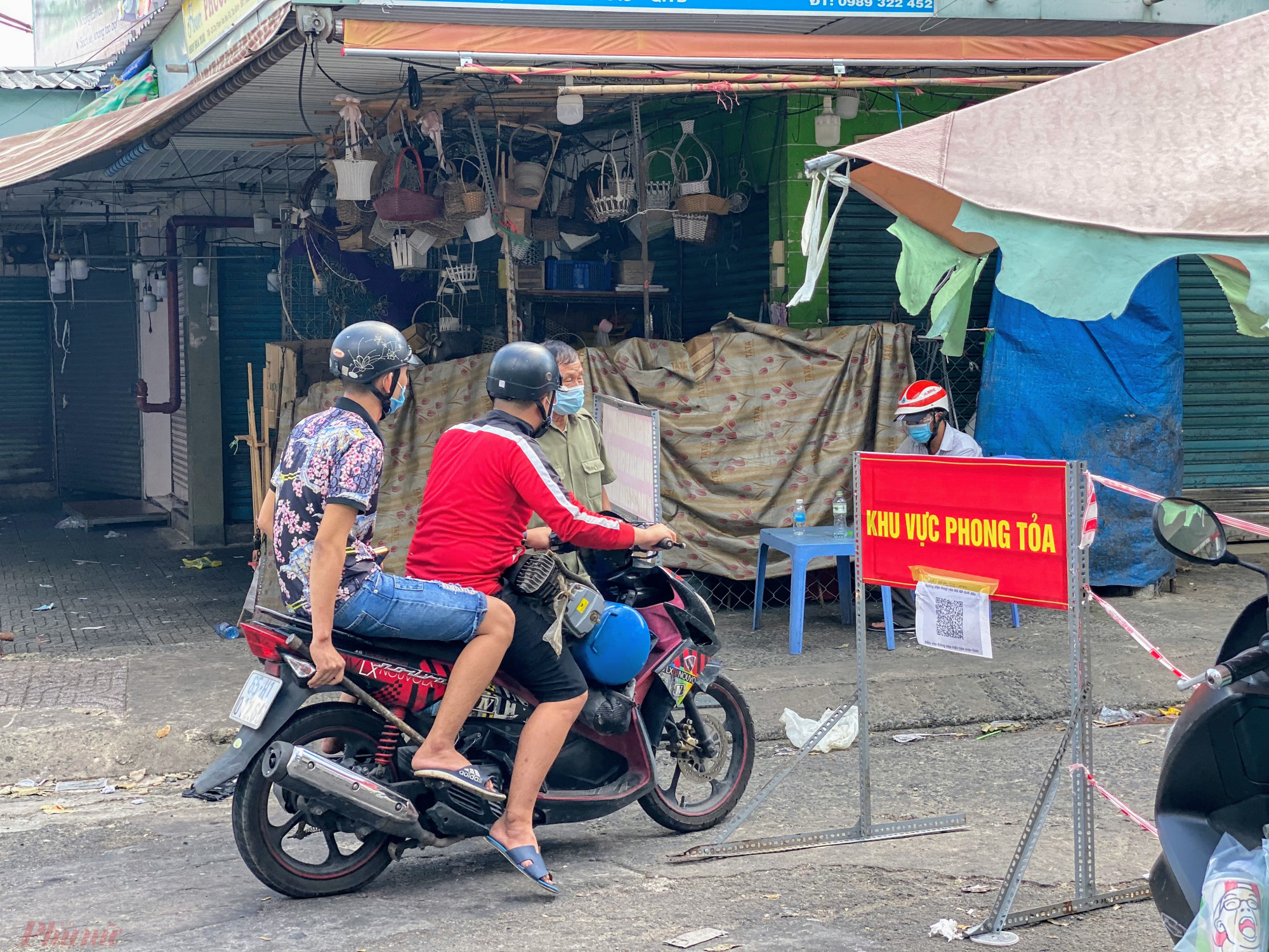 Người d&acirc;n ra v&agrave;o khu  phong toả.