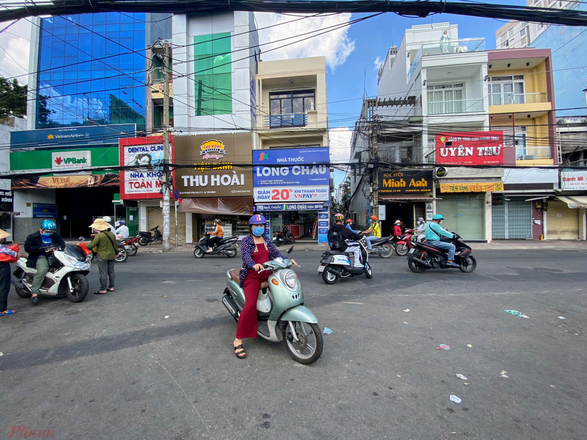 Một  số  người  d&acirc;n  quen  đi chợ, mua  h&agrave;ng  chưa  biết th&ocirc;ng tin phong toả tỏ ra kh&aacute; bất ngờ, t&igrave;m  kiếm  một  khu  chợợ, si&ecirc;u  thị  kh&aacute;c l&acirc;n cậnn.