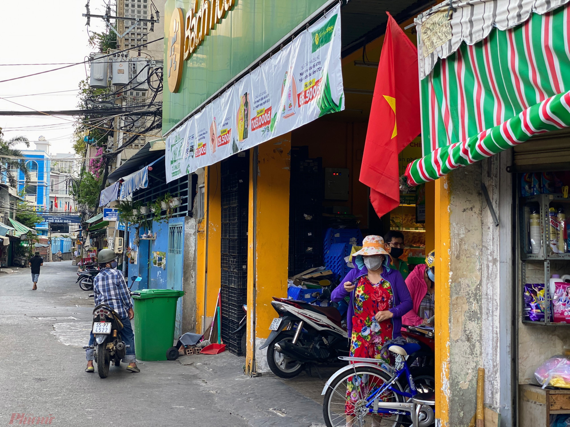 C&ograve;n  một  tiệm  b&aacute;ch  ho&aacute;  sau  chợ  Phạm  Văn Hai cũng nhiều kh&aacute;ch mua h&agrave;ng, do chợ  đ&oacute;ng của.